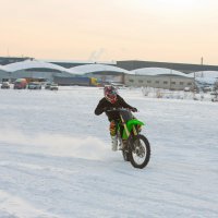 Во Владивостоке стартовало соревнование по ледовому мотокроссу