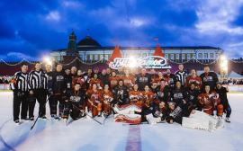 Первый в истории российского хоккея «Бесценный матч» между женской профессиональной командой и мужской сборной звезд шоу-бизнеса провели Mastercard и КХЛ