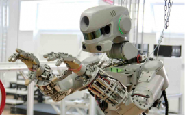 Денис Мантуров заявил о росте спроса на российских роботов