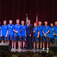Миклушевский наградил золотыми значками ГТО приморских старшеклассников
