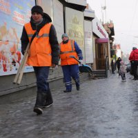 Тротуары от наледи во Владивостоке начали очищать через неделю после снегопада