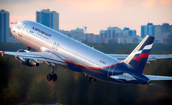 Компания «Аэрофлот» поздравила юбилейных пассажиров в аэропорту Владивостока